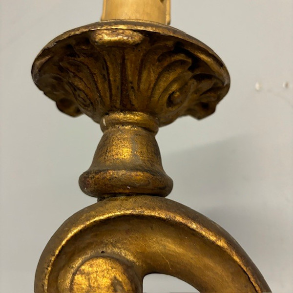 Paire d'appliques anciennes en bois sculpté et doré. Louis Philippe, milieu du 19ème siècle. Dimensions 50 x 36