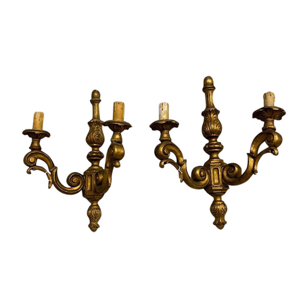 Paire d'appliques anciennes en bois sculpté et doré. Louis Philippe, milieu du 19ème siècle. Dimensions 50 x 36