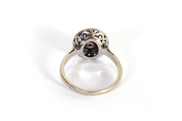 Art Deco style diamond sapphire ring in 18 karat white gold, 1970, vintage ring, synthetic sapphire