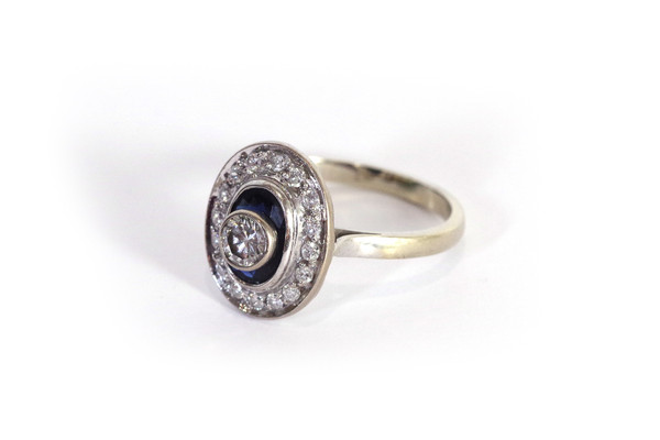 Art Deco style diamond sapphire ring in 18 karat white gold, 1970, vintage ring, synthetic sapphire