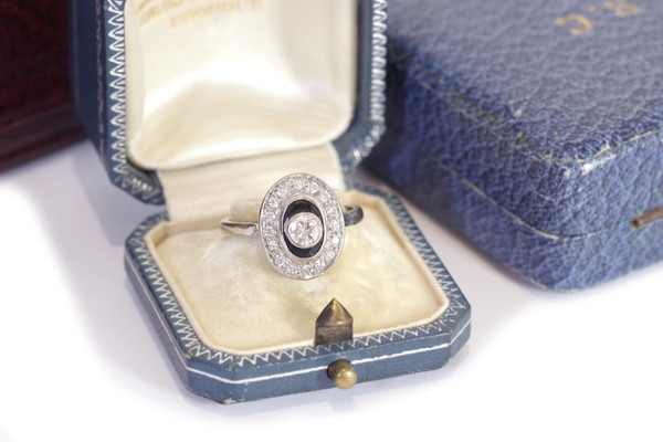 Art Deco style diamond sapphire ring in 18 karat white gold, 1970, vintage ring, synthetic sapphire