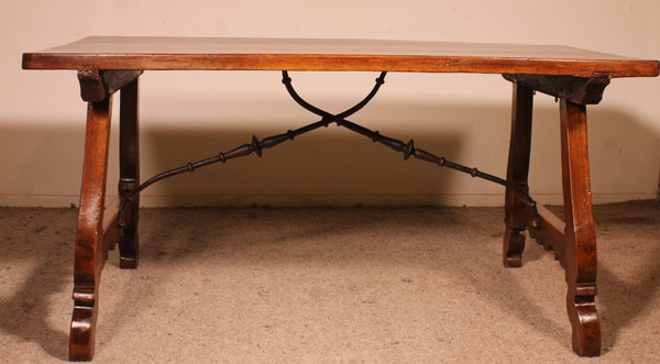 Table Espagnole En Noyer Du 17° Siècle