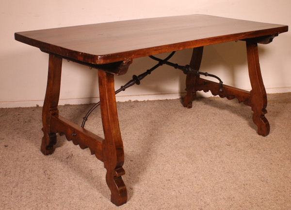 Table Espagnole En Noyer Du 17° Siècle