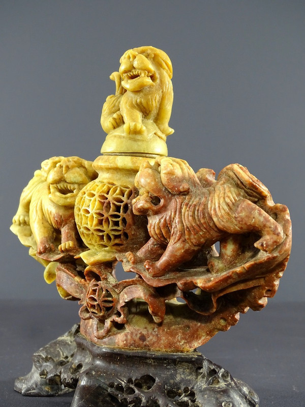 Chine, Années 1950/1960, Brûle-parfum En Pierre Dure Figurant Un Pot Couvert Au Corps Ajouré. 