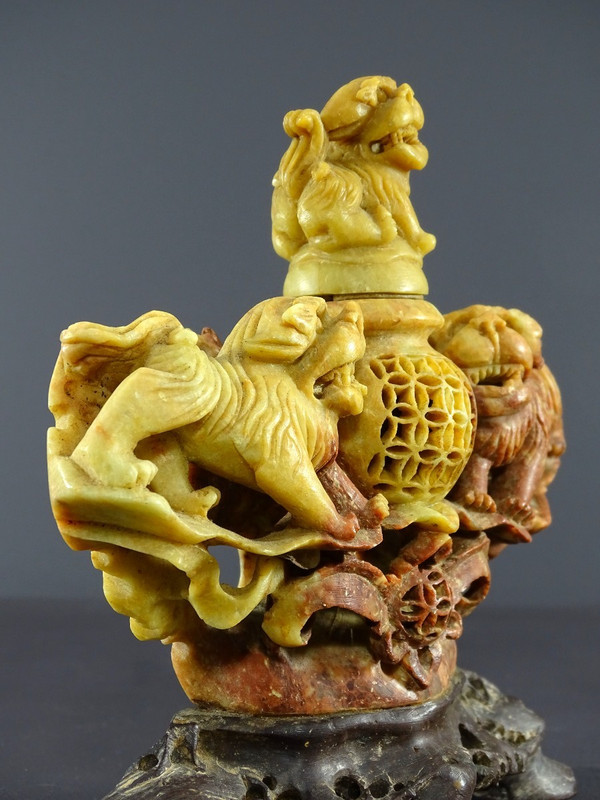 Chine, Années 1950/1960, Brûle-parfum En Pierre Dure Figurant Un Pot Couvert Au Corps Ajouré. 
