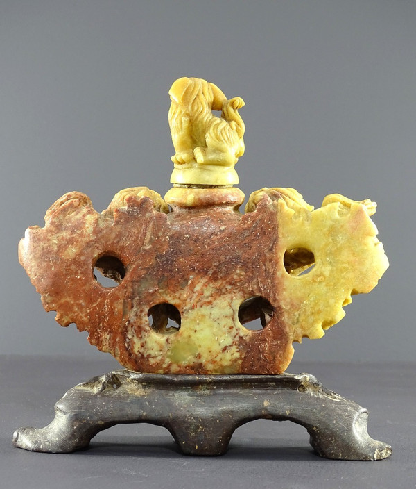 Chine, Années 1950/1960, Brûle-parfum En Pierre Dure Figurant Un Pot Couvert Au Corps Ajouré. 