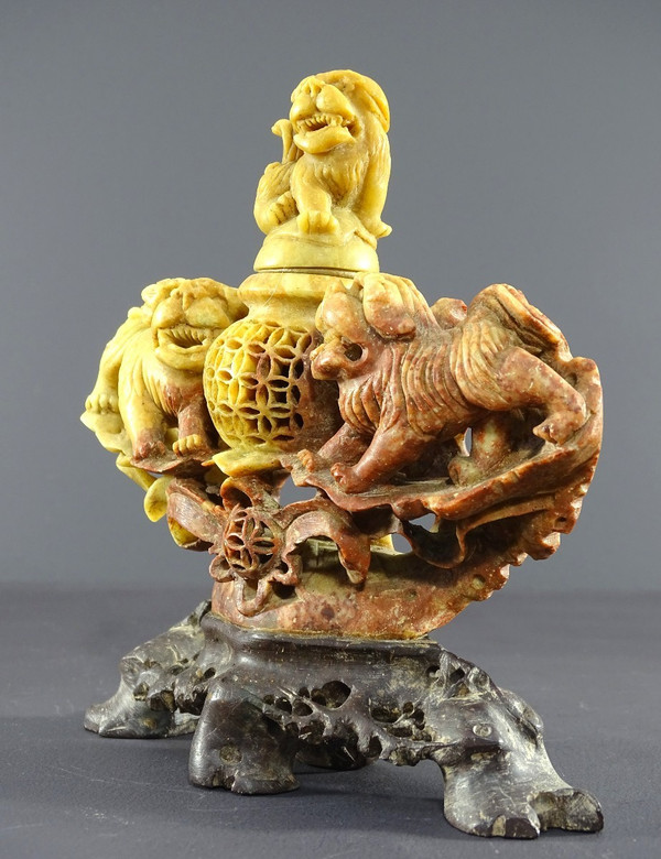 Chine, Années 1950/1960, Brûle-parfum En Pierre Dure Figurant Un Pot Couvert Au Corps Ajouré. 
