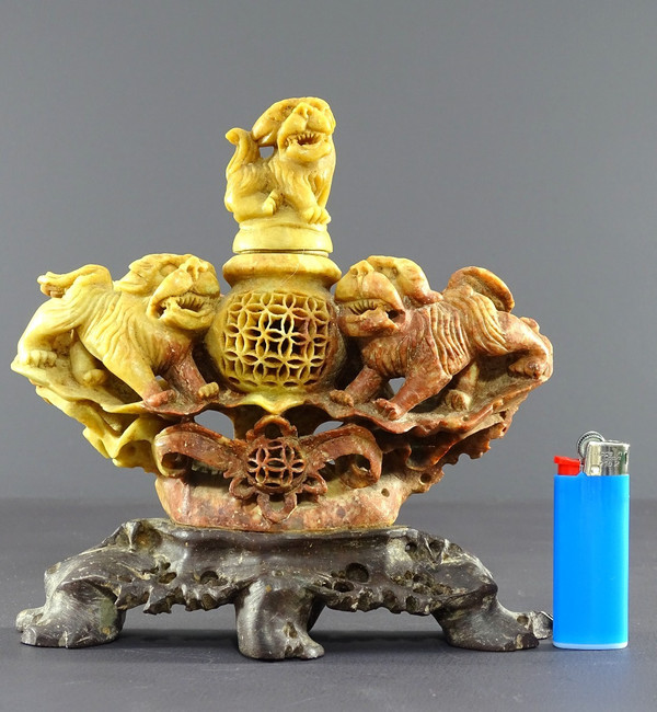 Chine, Années 1950/1960, Brûle-parfum En Pierre Dure Figurant Un Pot Couvert Au Corps Ajouré. 
