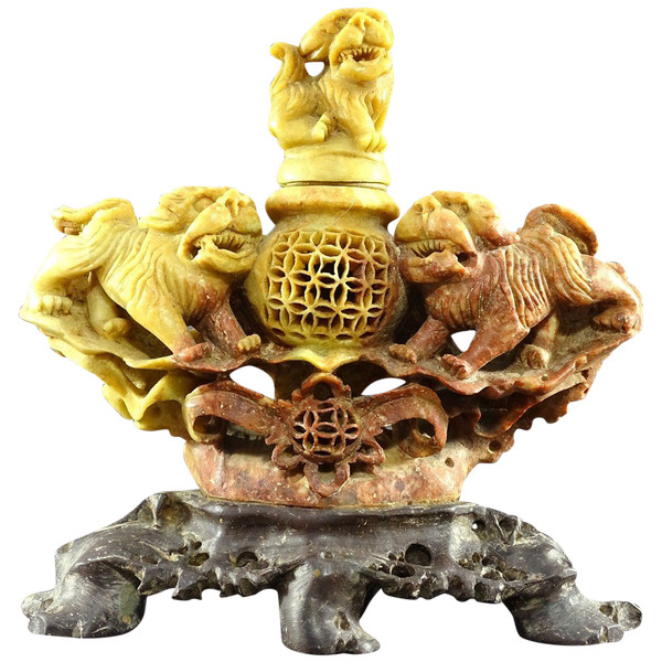 Chine, Années 1950/1960, Brûle-parfum En Pierre Dure Figurant Un Pot Couvert Au Corps Ajouré. 
