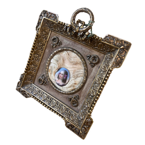 Cadre en bronze et laiton avec médaillon en porcelaine