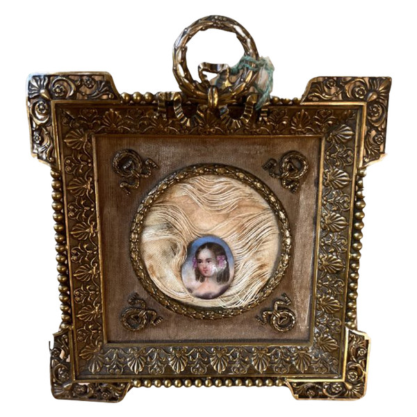 Cadre en bronze et laiton avec médaillon en porcelaine