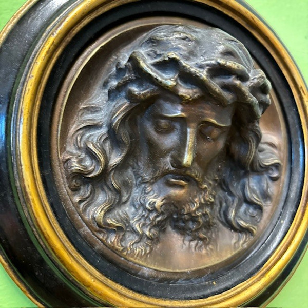 Antica coppia di bronzi epoca XIX sec Vergine e Gesù . Mis diametro cm 20 . Prof cm 7 