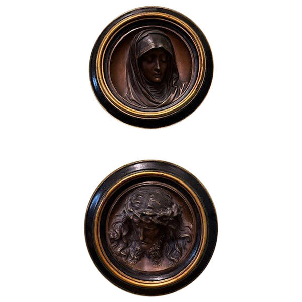 Antica coppia di bronzi epoca XIX sec Vergine e Gesù . Mis diametro cm 20 . Prof cm 7 