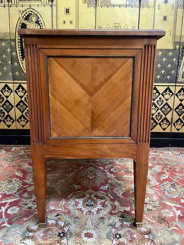 Commode sauteuse de style Louis XVI-Directoire 