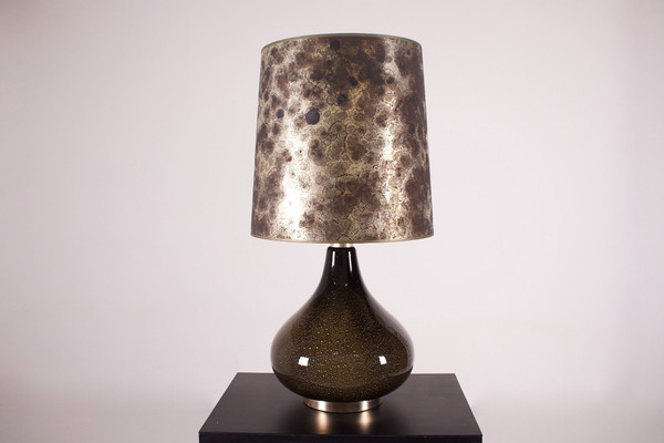 Lampe de sol en verre soufflé noir.