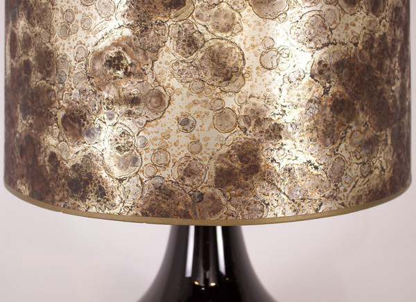Lampe de sol en verre soufflé noir.