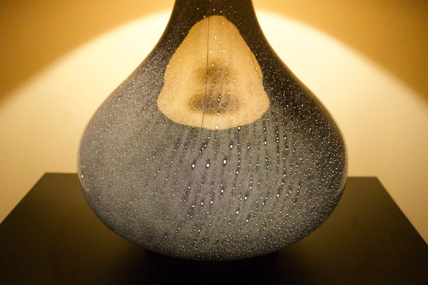 Lampe de sol en verre soufflé noir.