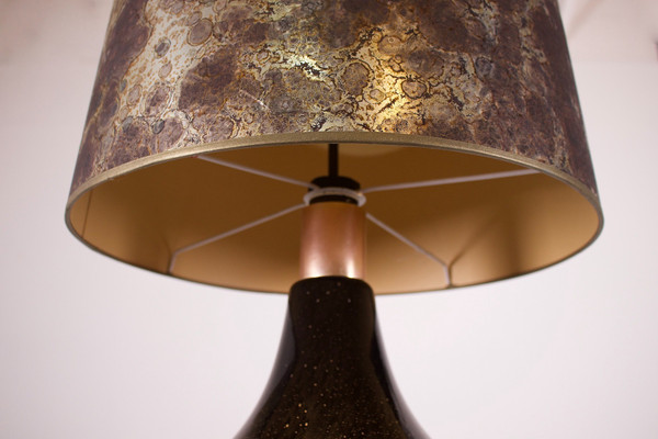 Lampe de sol en verre soufflé noir.