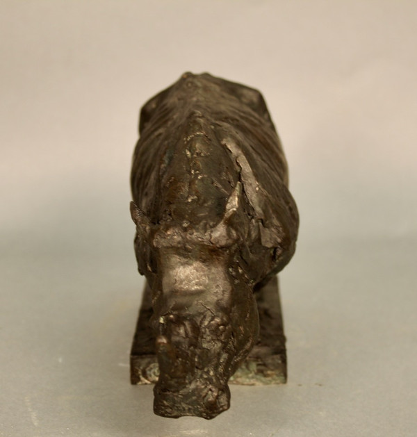 Nashorn in Bronze, Unterschrift und Stempel des Gründers