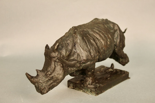 Nashorn in Bronze, Unterschrift und Stempel des Gründers