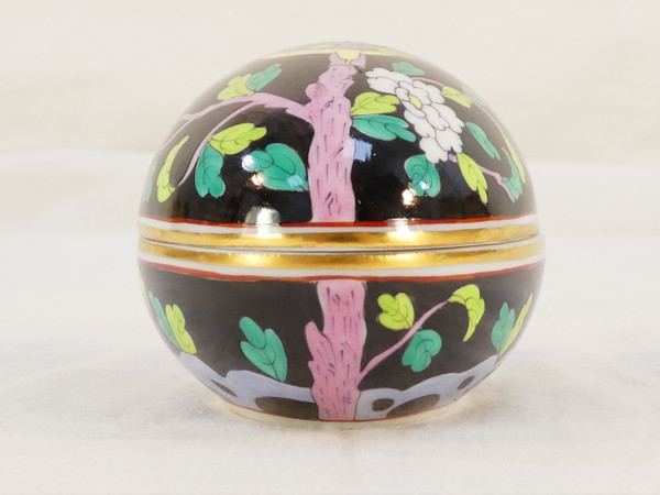 RARE FANCY BOX Porcelain egg lying down HEREND HUNGARY collection MACAO black background