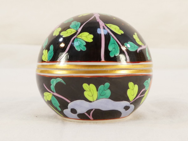 RARE FANCY BOX Porcelain egg lying down HEREND HUNGARY collection MACAO black background
