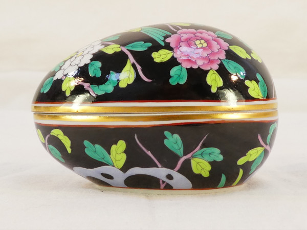 RARE FANCY BOX Porcelain egg lying down HEREND HUNGARY collection MACAO black background