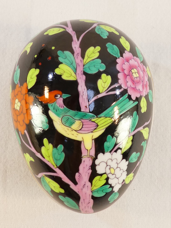 RARE FANCY BOX Porcelain egg lying down HEREND HUNGARY collection MACAO black background