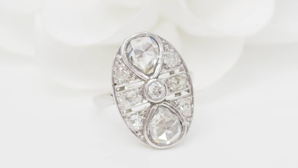 Anello Art Déco in oro bianco e diamanti