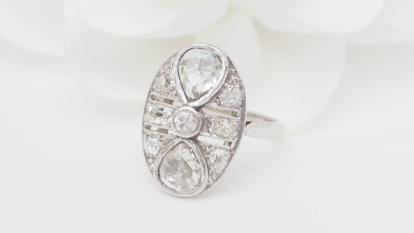 Anello Art Déco in oro bianco e diamanti