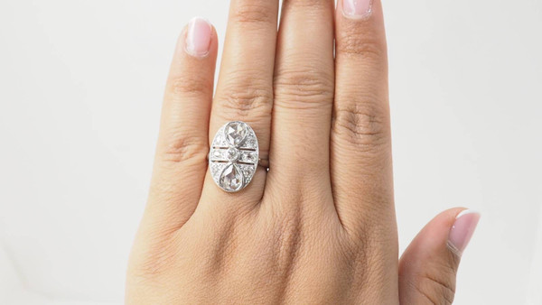 Anello Art Déco in oro bianco e diamanti