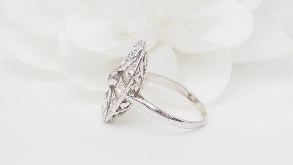 Anello Art Déco in oro bianco e diamanti