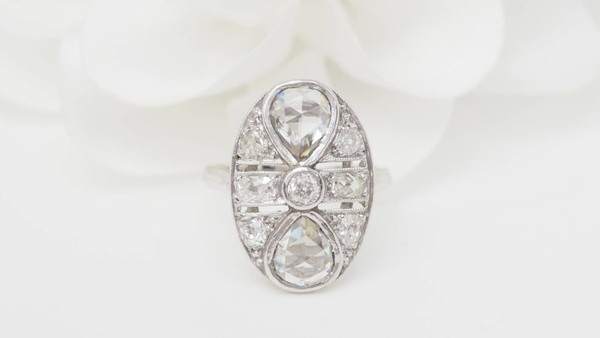 Anello Art Déco in oro bianco e diamanti