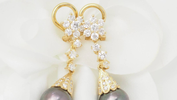 Boucles d'oreilles en or jaune, Diamants et perles de Tahiti 