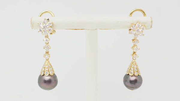 Boucles d'oreilles en or jaune, Diamants et perles de Tahiti 