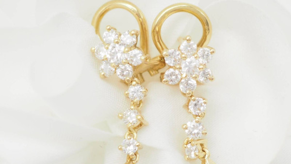Boucles d'oreilles en or jaune, Diamants et perles de Tahiti 