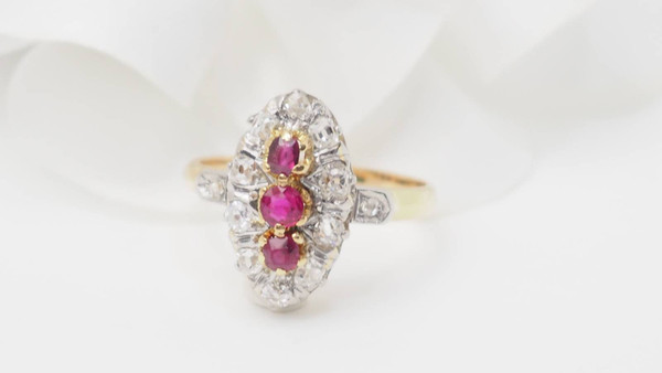 Bague ovale en or jaune, rubis et diamants 