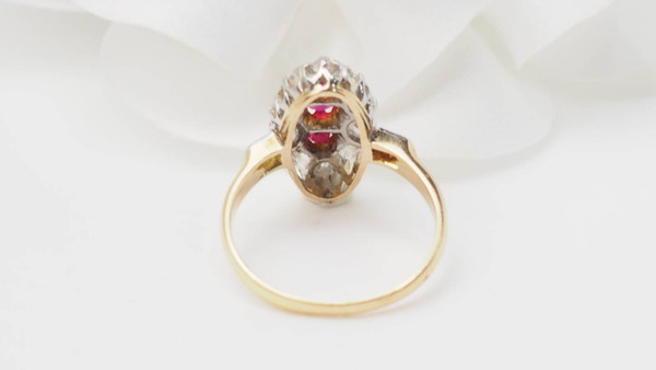 Bague ovale en or jaune, rubis et diamants 