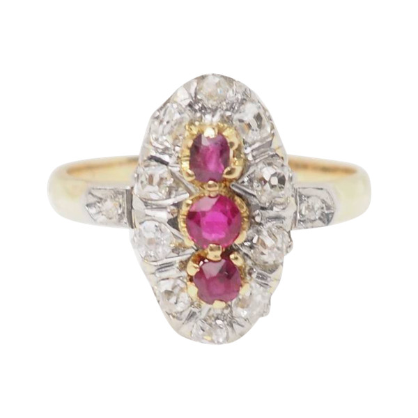 Bague ovale en or jaune, rubis et diamants 