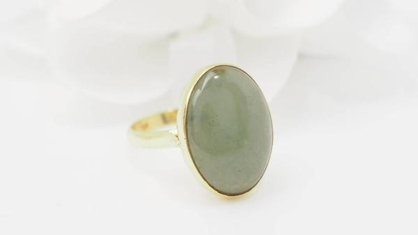 Anello vintage in oro giallo e cabochon di Giada