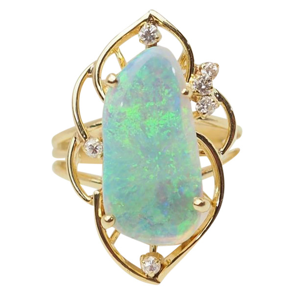 Openwork ring in yellow gold and Australian opal