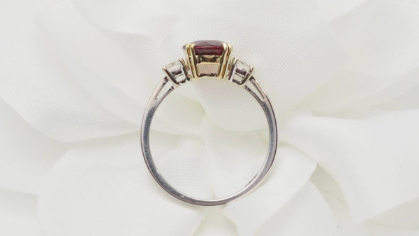 Bague en or bicolore, rubis naturel certifé et diamants
