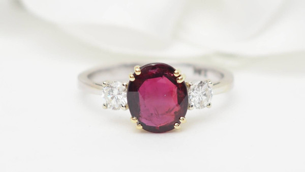 Bague en or bicolore, rubis naturel certifé et diamants