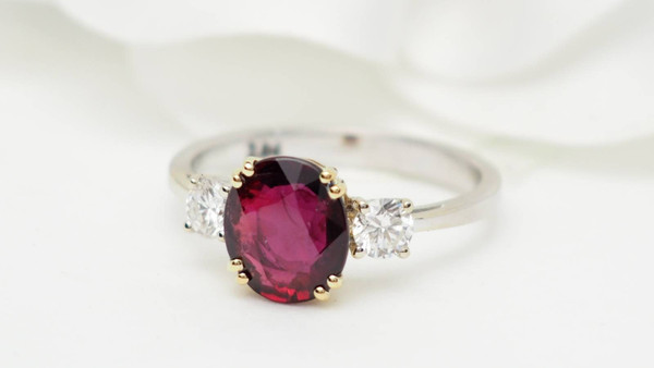 Bague en or bicolore, rubis naturel certifé et diamants