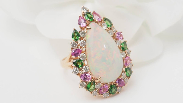Anello COCKTAIL in oro rosa e cabochon di Opale