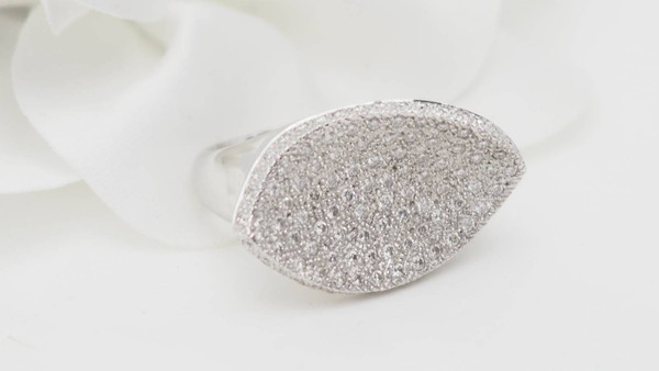 Anello Pavement in oro bianco e diamanti