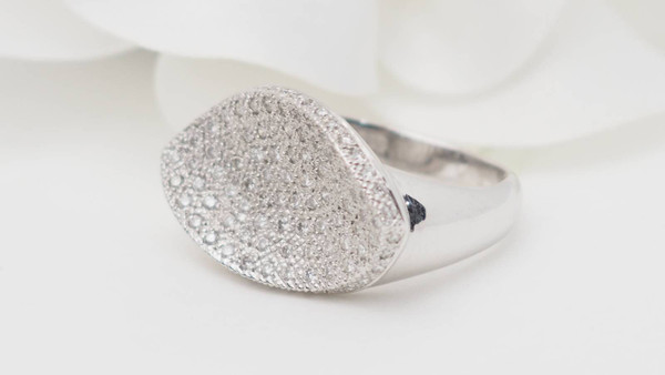 Anello Pavement in oro bianco e diamanti