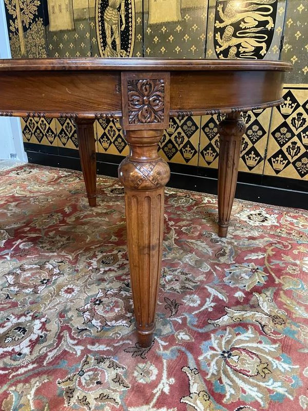 Table de salle à manger ovale de style Louis XVI