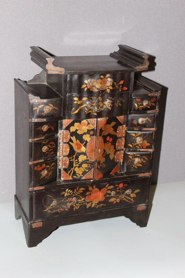Mobiletto giapponese in lacca nera e oro, 1900 circa