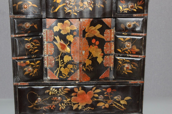 Mobiletto giapponese in lacca nera e oro, 1900 circa